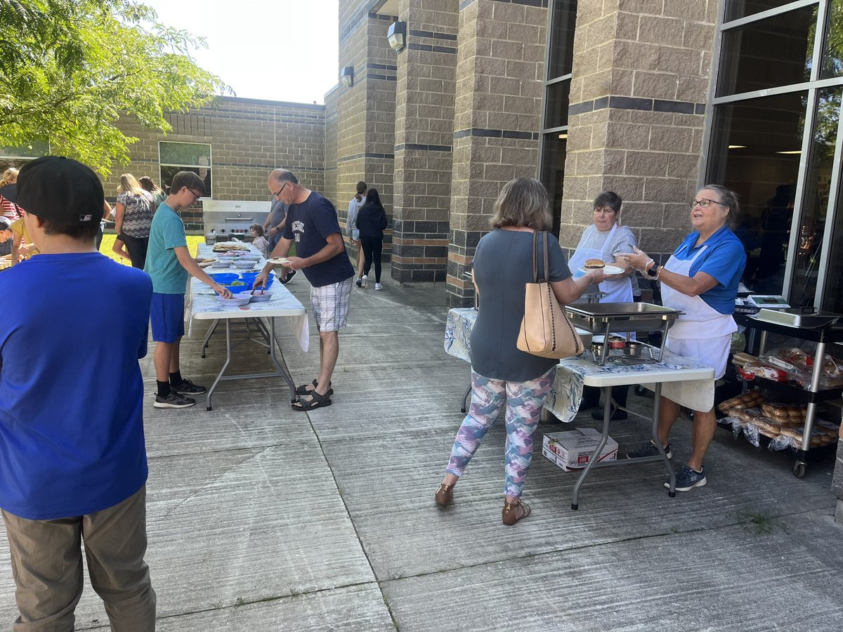 Great turnout @stannescss grade 9 &amp; new student BBQ today. These new Eagles are keen for Wednesday! 🦅 🍎📚 <a href="/HPCDSB/">Huron-Perth CDSB</a>