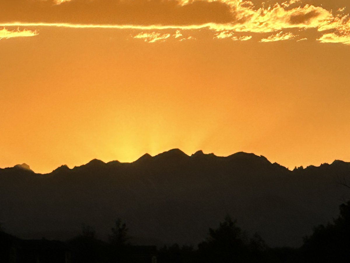 brianscriber's tweet photo. Not a bad day in Colorado - from walking the dogs in the morning, evening and sunset:  There’s the Super Blue Moon over the flatirons @theWXwoman https://t.co/rK9E5zYLWK