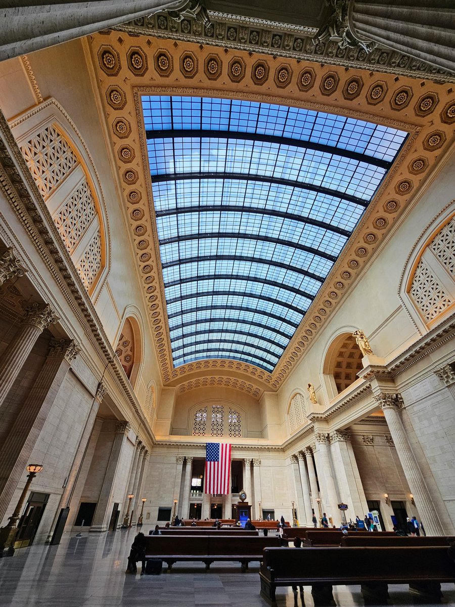 sarahforpdx's tweet photo. Untouchable.
Chicago Union Station, State Street colonnade and stairwell #traincation23 https://t.co/2E86zKDGwI