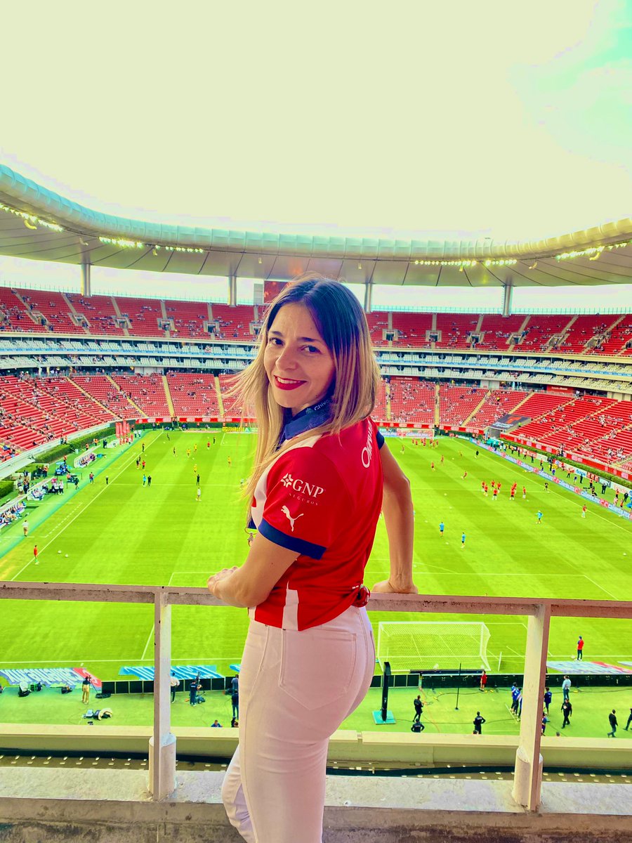 AtheOroRosa's tweet photo. Mi lugar feliz ❤️ @EstadioAKRON 
@Chivas #EsPorChivas https://t.co/mQdzpvwqRh