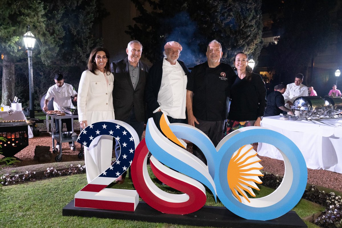 ¡Gracias Chef Mallmann y Chef Rathbun por representar tan bien la amistad entre nuestros países!
#AsadoDelBicentenario #200AñosUSArgentina

Thank you, Chef Mallmann and Chef Rathbun for representing so well the friendship between our countries!