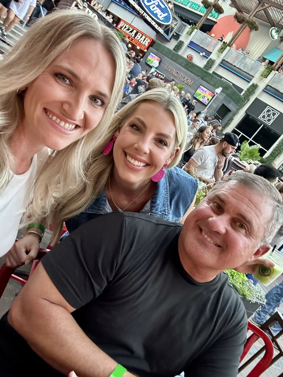 MeganKlopp1's tweet photo. #hcnkc #kcliveblock Dylan Scott ready https://t.co/Xg1X3XRXJ4