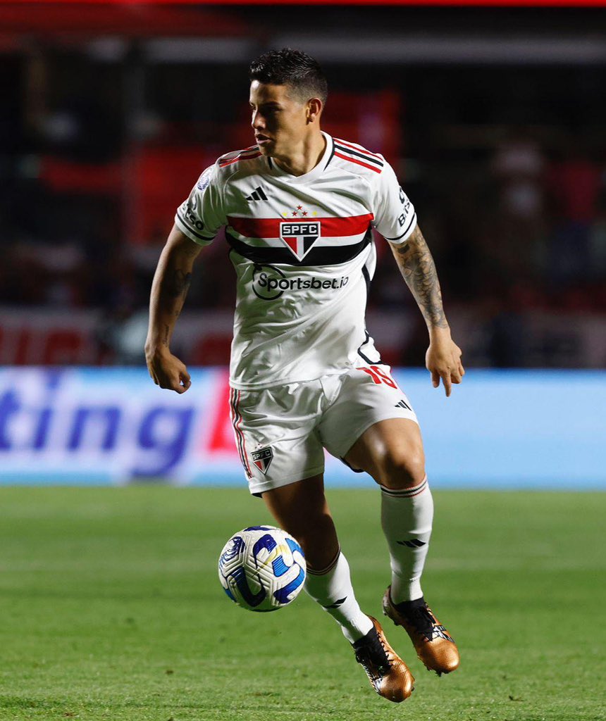 jamesdrodriguez's tweet photo. Hoje me tocou perder um pênalti em uma decisão, algo que jamais havia acontecido em minha carreira. Assumo a responsabilidade pela eliminação. Gostaria de agradecer o torcedor são-paulino que mais uma vez encheu o Morumbi e apoiou o time. Estou muito triste, mas confiante de que minha história no clube está apenas começando e que teremos muitos motivos para sorrir juntos.