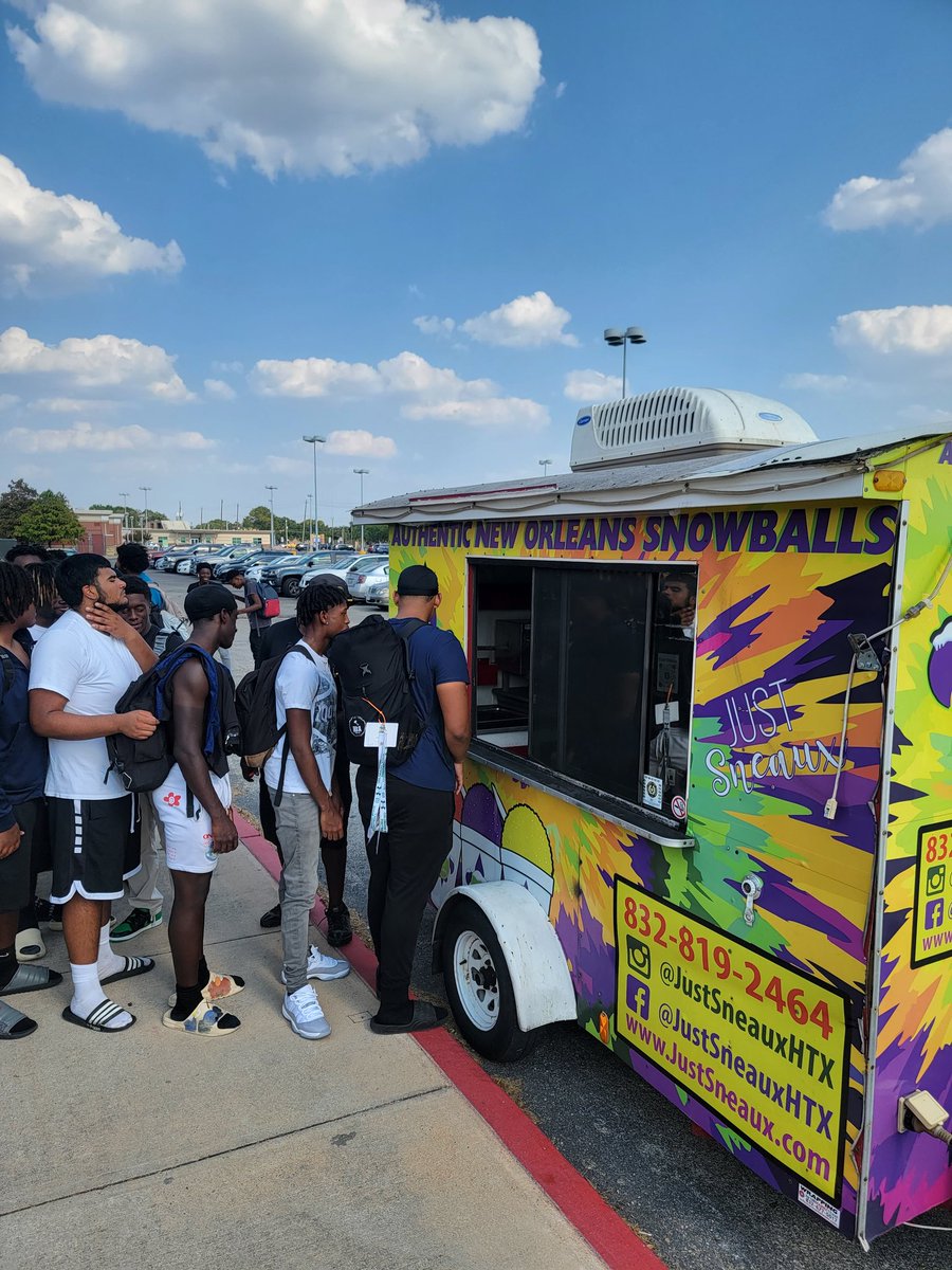 CoachTCRandle's tweet photo. Big shout out to @Chris_Hardeman1 for hooking @AliefHastingsFB up with some post practice snow cones. We really appreciate you giving back to the Alief fam! https://t.co/exiquCTi9n