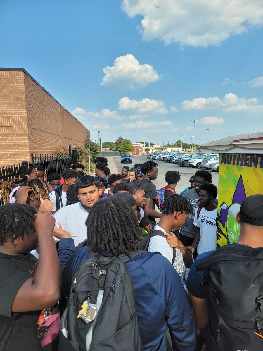 CoachTCRandle's tweet photo. Big shout out to @Chris_Hardeman1 for hooking @AliefHastingsFB up with some post practice snow cones. We really appreciate you giving back to the Alief fam! https://t.co/exiquCTi9n