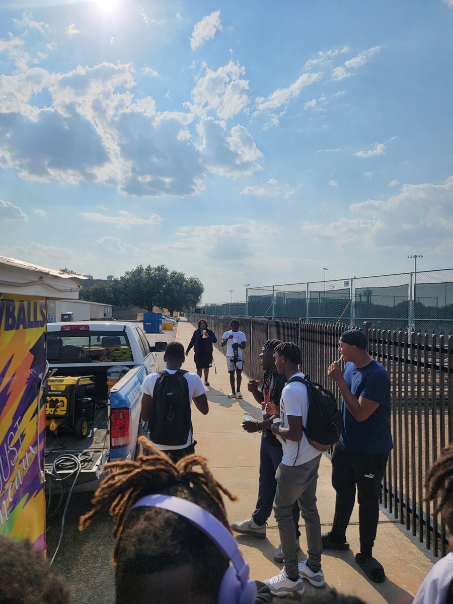 CoachTCRandle's tweet photo. Big shout out to @Chris_Hardeman1 for hooking @AliefHastingsFB up with some post practice snow cones. We really appreciate you giving back to the Alief fam! https://t.co/exiquCTi9n