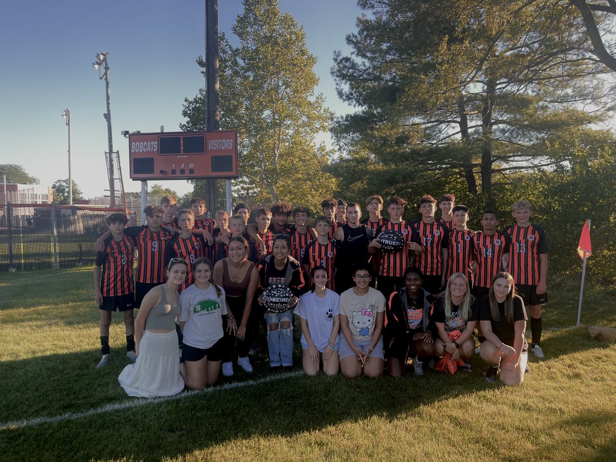 SoccerBeecher's tweet photo. Bringing the soccer family together after a victory, building that culture. #family #trust #soccer https://t.co/fmjcbdkNV0