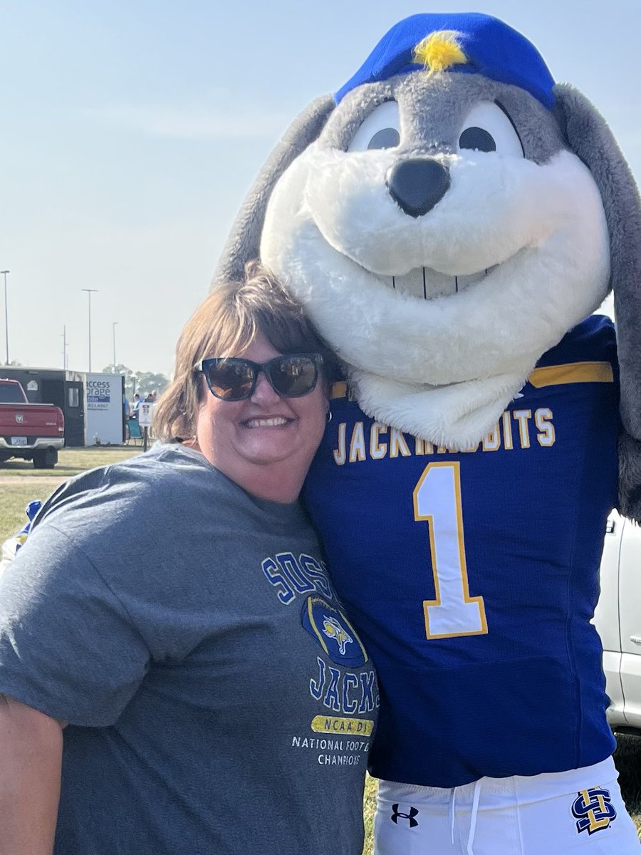 hiede11's tweet photo. Good to be back!  Favorite time of year!  Football, family, friends!!!  And Jack! 💛💙🏈 #GoJacks https://t.co/xyi4AZa2io