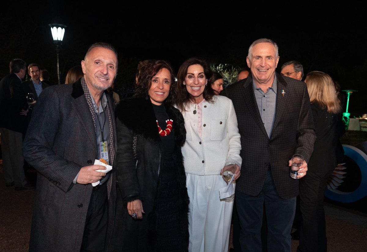 Y muchas gracias también al cantante  Lucas Edi y su banda por ofrecernos su talento  esta noche, y a Daniel Maman por traer hermosas obras de arte a los jardines del Palacio Bosch. 

And many thanks also to singer Lucas Edi and his band for their talented performance this