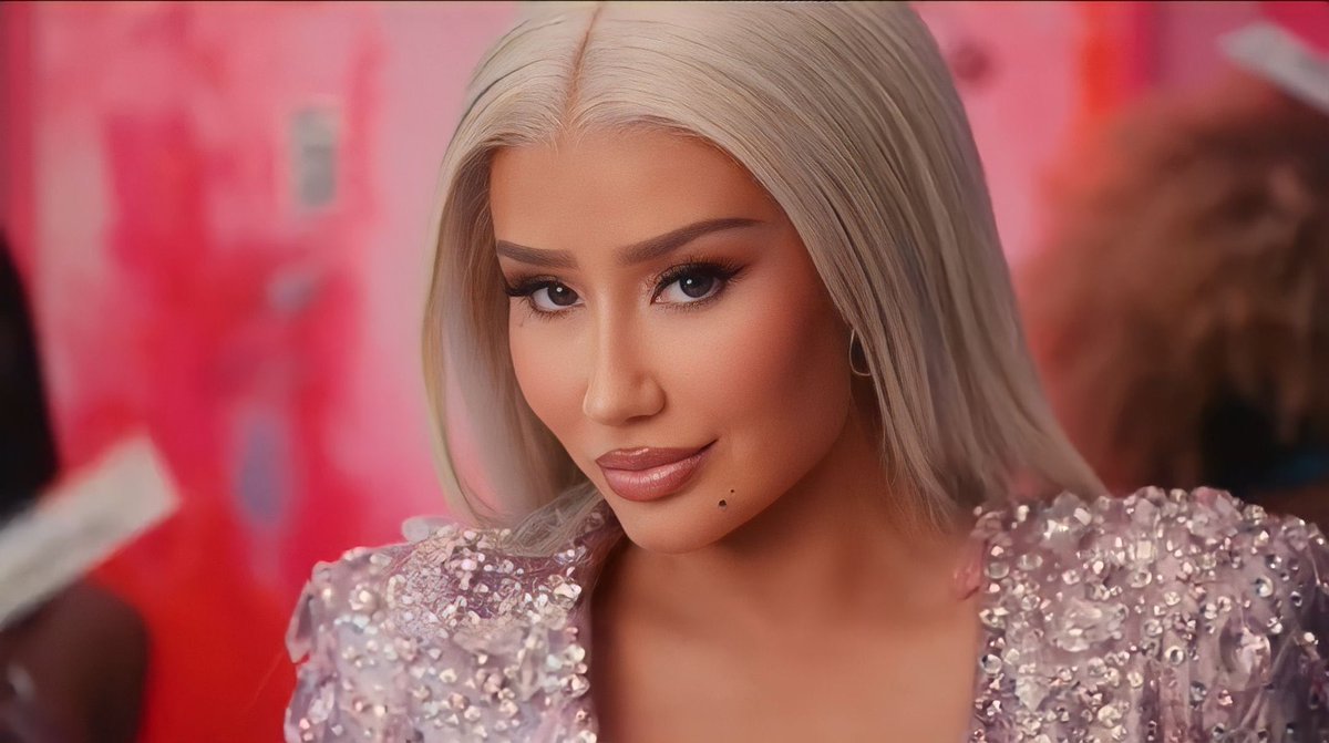 Imprensa internacional fala sobre show de Iggy Azalea na Arábia Saudita, a rapper cantou a faixa "Goddess" no show, que tem a seguinte letra: "Curve-se diante de uma deusa, não há nenhum homem que possa nos impedir."