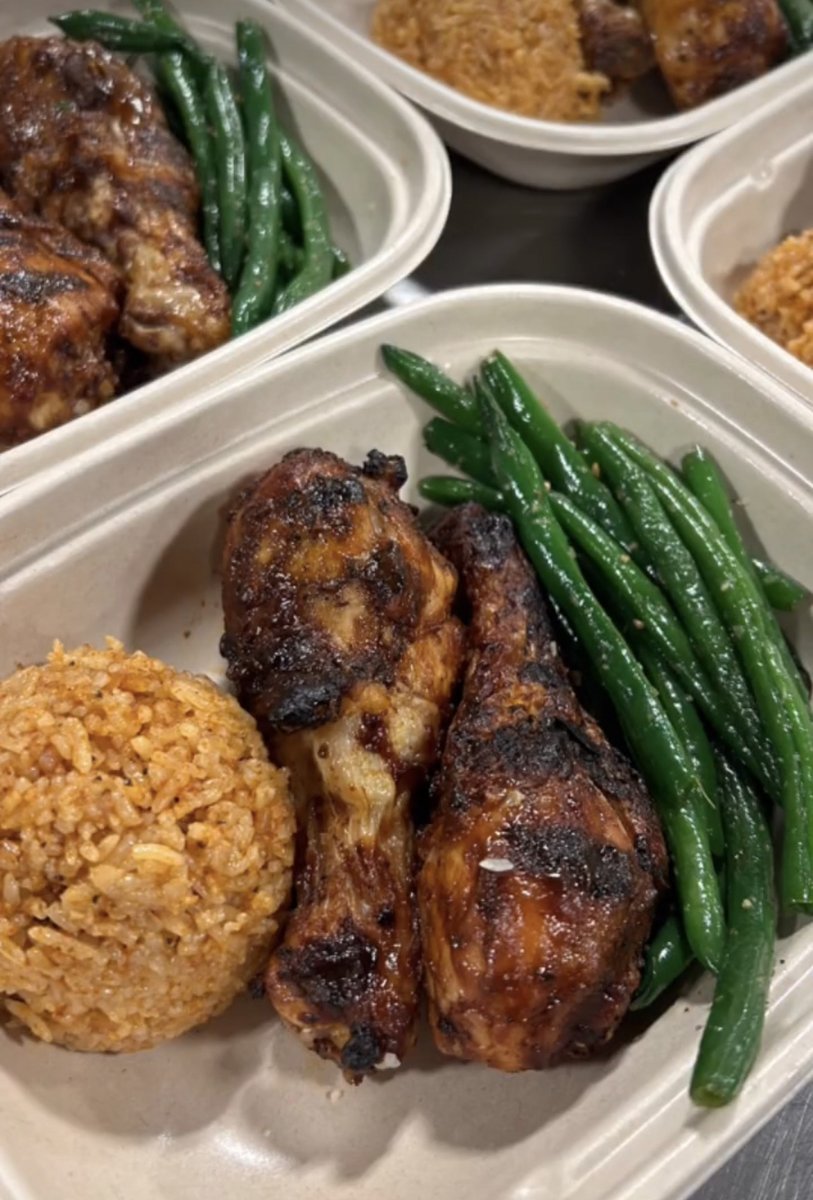 Meals from @phreshgourmet, like this BBQ Chicken with Jollof Rice &amp; Green Beans, are globally-inspired and locally-sourced. Order yours at phreshgourmet.com/shop.

📸: @phreshgourmet
