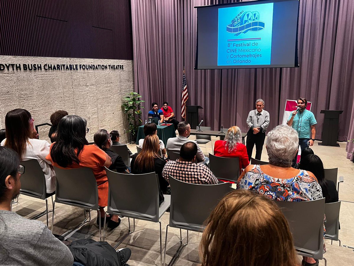 ConsulMexOrl's tweet photo. Hoy, en la @LibraryWP, con el consul de México en Orlando @juansabinesg y @shortsmexico, en colaboración con Descolonizarte Teatro y espectadores se llevó a cabo la Clausura del 8o. Festival de Cine Mexicano y Cortometrajes en Orlando donde se presentaron los cortometrajes ganadores:

🏆Pueblos Originarios: Rarámuri 
🏆Inclusión: Espuma del Mar
🏆Documental: Las Huellas Que Vamos Dejando
🏆Animación: 10:35
🏆Ficción: Katrinas 

Además el estreno en Orlando de
"SÍNCOPA" con la presencia del Reconocido Director de la película y miembro del jurado, @alangut16, miembro del jurado, Bob Isaacs y miembro del jurado Descolonizarte Teatro

¡No cabe duda que el CINE Mexicano está más vivo que nunca!