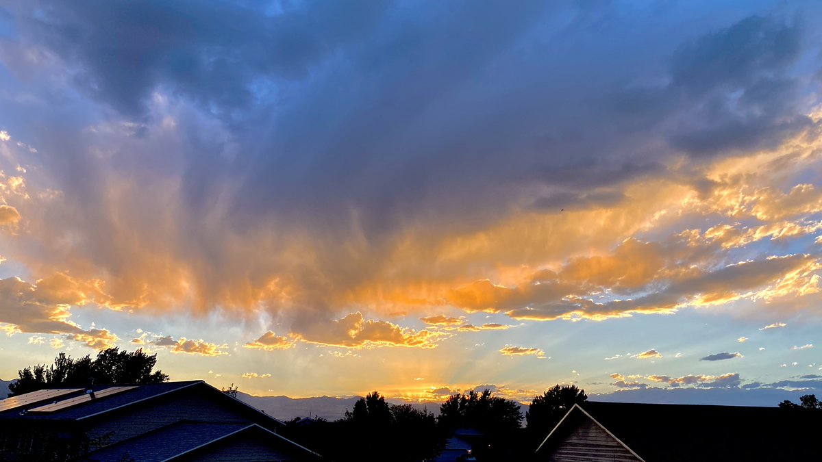 Nice sunset walking the 🐩 🐕, Draper, UT #utwx @AlanaBrophyNews @ThomasGeboyWX @dannahyer @spunky_libra @UtahBamaFan @Simply_me_Holly @tvheidihatch @Whobugs @gracefulvibin