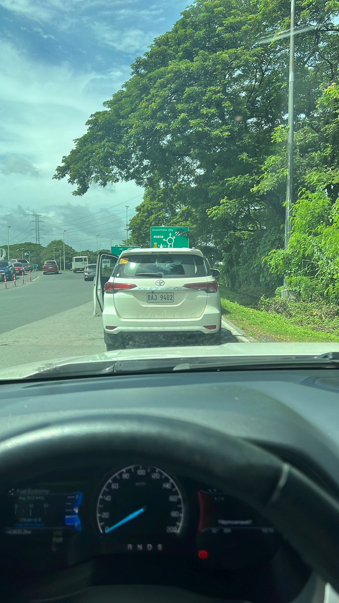 yellowblah's tweet photo. So apparently cash lanes are no more in some toll exits. Kaya yung nakakatamad asikasuhin na hindi gumaganang RFID sticker ni Winter ay kelangan ng ipaayos. 
Di na ubra pa-cleavage 😂 at ‘ay sorry po 🥺’ https://t.co/1ZpWYJStUP