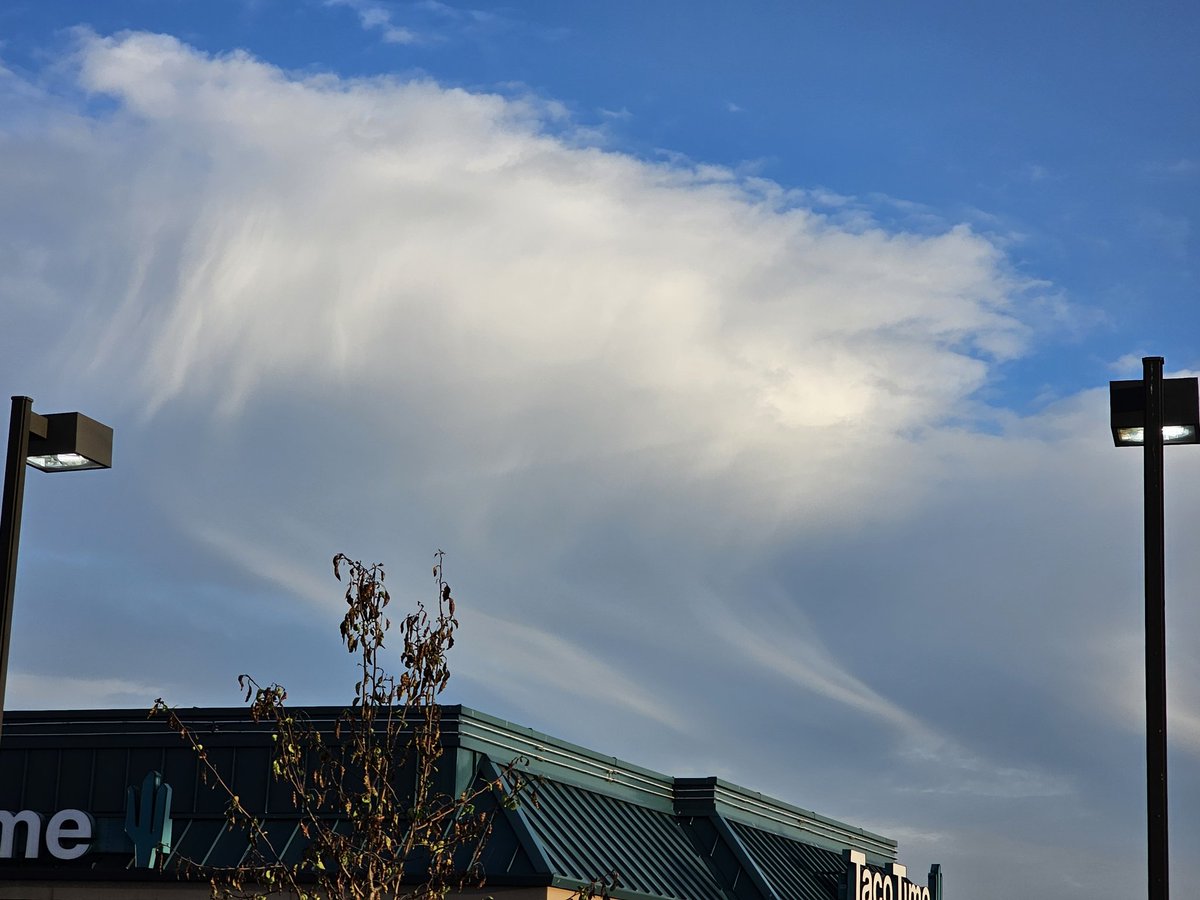 Look at these,  can anyone tell me what kind of clouds my last ones were. @AdamGehrke you're the only one I know there now besides @BillWixey @fox13seattle @KSeattleWeather