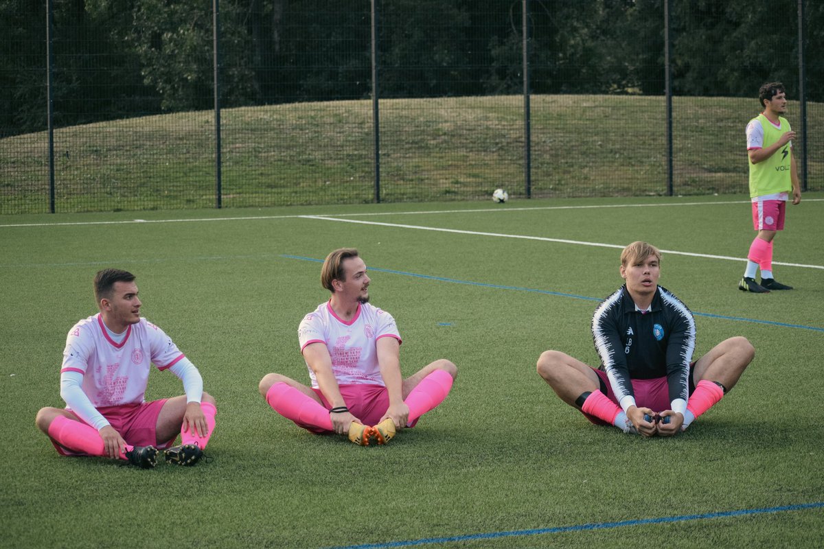 courtnyklly's tweet photo. warming up on wednesday for the People’s FC vs Chimaira charity match ⚽️👟 

#charityfootball #footballphotography #sportsphotography #freelancephotographer #ualgraduate #graduatephotographer #queercreative https://t.co/l5tbMzmkXB
