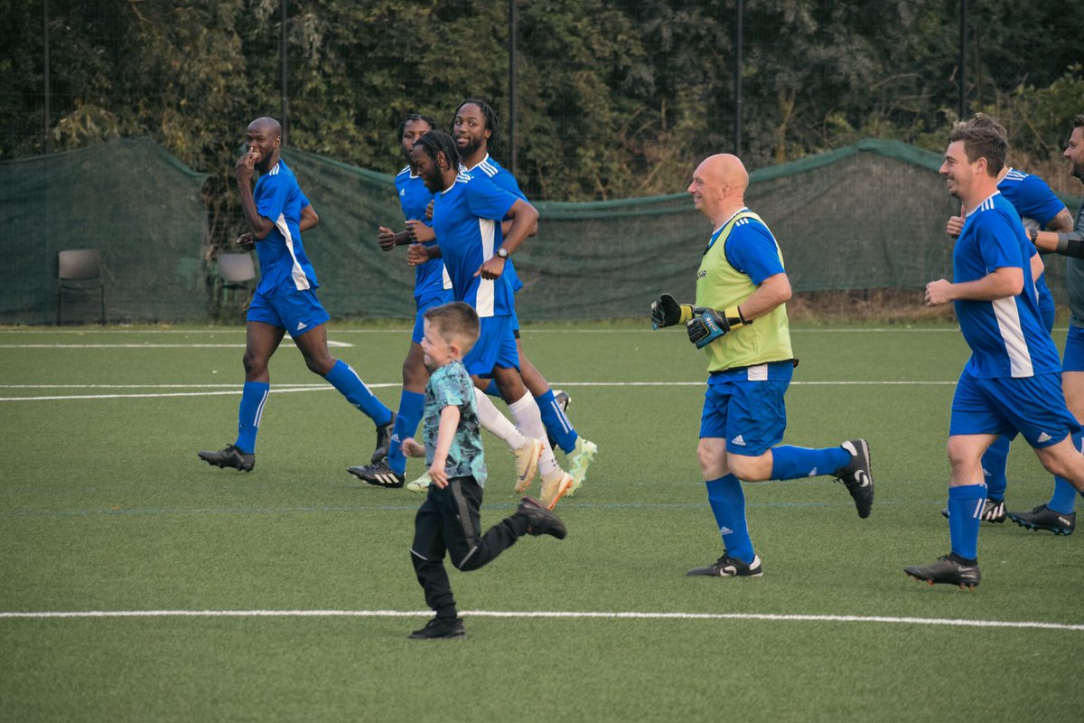 courtnyklly's tweet photo. warming up on wednesday for the People’s FC vs Chimaira charity match ⚽️👟 

#charityfootball #footballphotography #sportsphotography #freelancephotographer #ualgraduate #graduatephotographer #queercreative https://t.co/l5tbMzmkXB