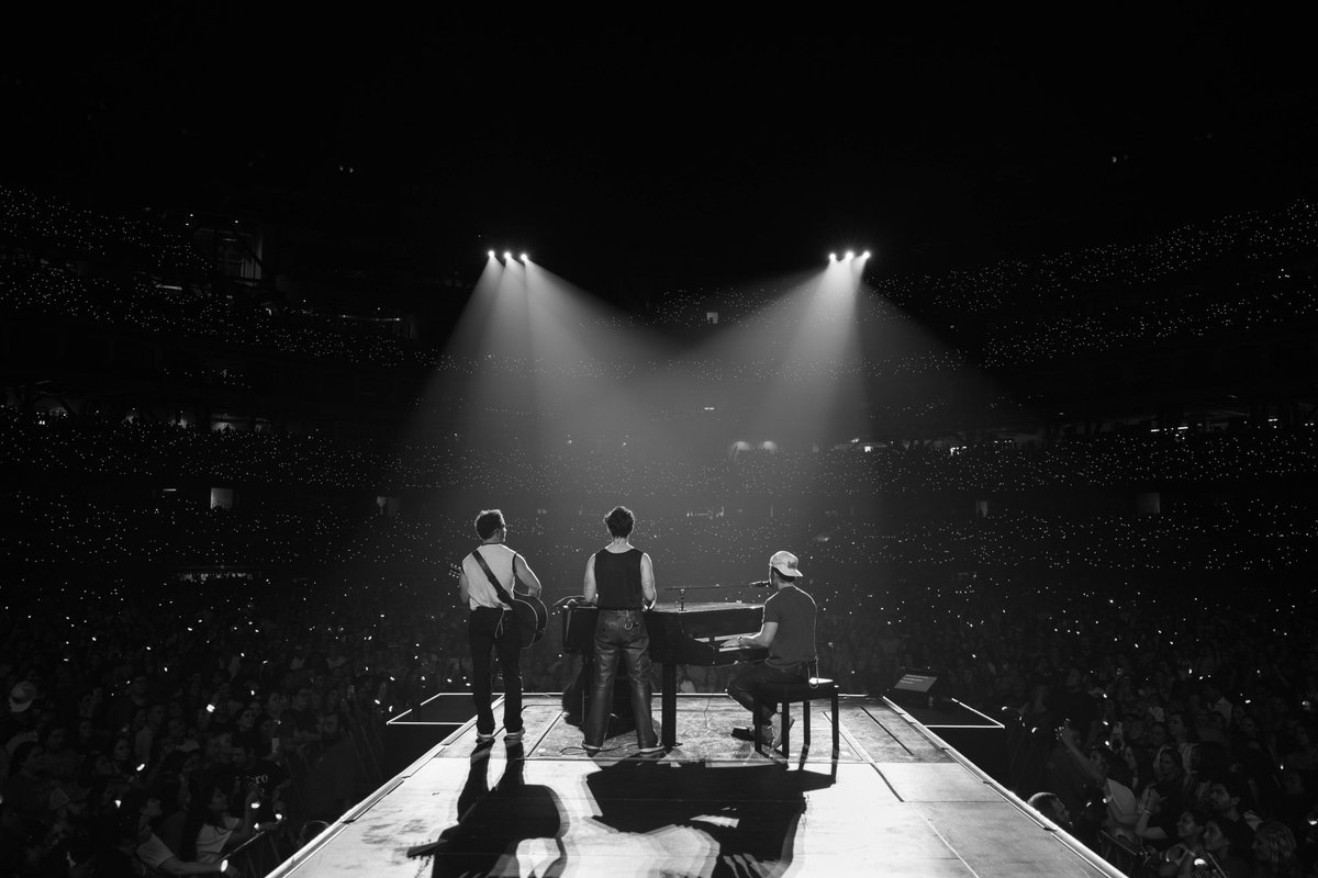 Jonas Brothers tweet media