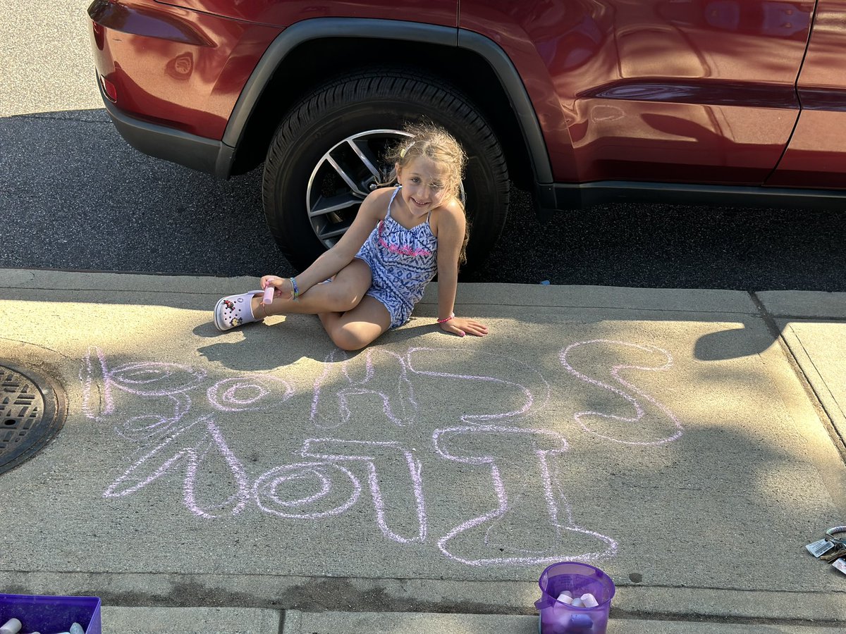 Hemlock rocks! Chalk the walk today.  ❤️ <a href="/HemlockGC/">Melanie Odone</a> <a href="/GCUFSD/">Garden City SD</a> #gcGrows