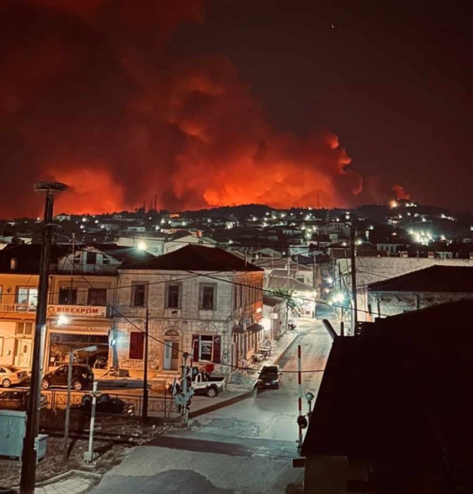 News247gr's tweet photo. Σουφλί τώρα. 

Πύρινος όλεθρος για 13η ημέρα στον Έβρο. 

📷 parallaximag

#Εβρος #Σουφλι #φωτια https://t.co/A4CqKG5hNN