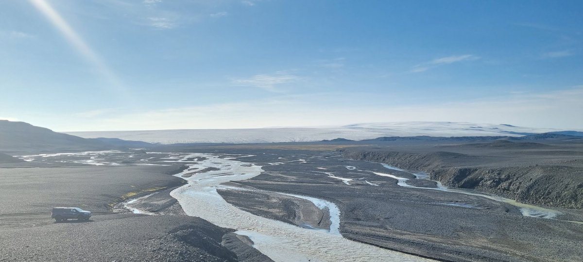 chifflard's tweet photo. Installation of measurement devices in the #glacier-fed #River Vestari Jökulsá in #Iceland within our DFG financed #research #project @dfg_public @Uni_MR @Geographie_UMR https://t.co/r7SGVaTVr3