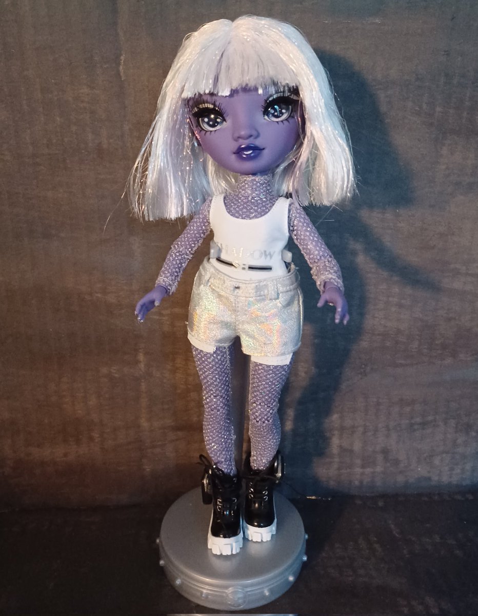 VeronicaStorm98's tweet photo. As for Dia, she is prettier than I expected her to be and her bodysuit has to be the most glittery SH clothing piece that I have ever seen!
#shseries2 #shadowhighseries2 #shadowhigh #diamante #rainbowhigh #dolls #mga #dollphotography #dollreview https://t.co/CwzE8ObQCP