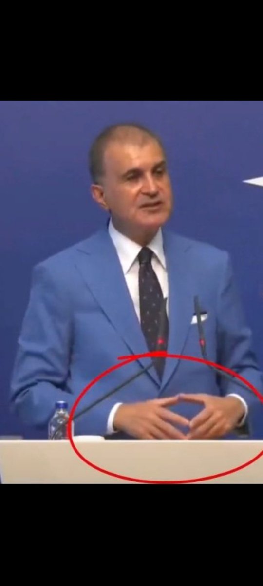 cemilcan5858's tweet photo. Neden eller bu şekilde ‼️👇👇

bunun beden dili olduğunu düşünenler çok saf kalplisiniz.. https://t.co/olS3InzPF0