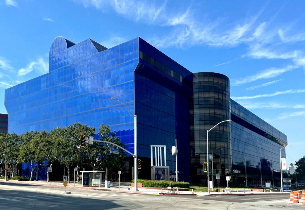 ADGLighting's tweet photo. The Pacific Design Center: The Epicenter of Creativity in West Hollywood https://t.co/W2Z2RAoScS

#blog #design #architecture #architect #adgAdvantage #architectureblog #architecturelighting #interiordesign https://t.co/hFH6179VMg