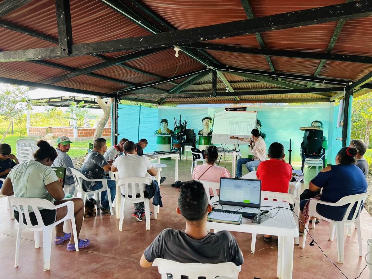 SanJose_CP's tweet photo. Con inmensa alegría nos formamos como operarios en #construcción a través de @SENAComunica y aportar en la construcción de nuestras viviendas🏡

Nuestro compromiso con la paz es inclaudicable🕊️ 

@ARNColombia @Minvivienda @CNRCOMUNES @AgenciaTierras @MisionONUCol @AlcalDoncello https://t.co/vQLZNLsVUo