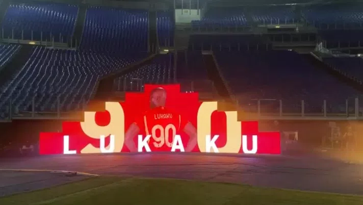 romasource's tweet photo. #Lukaku presentation: here is a little spoiler of a part of tomorrow's choreography at the #Olimpico https://t.co/gqsf0AiCMU