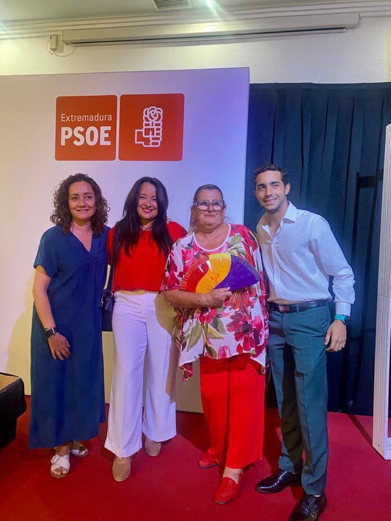PsoeJerezCab's tweet photo. 🌹Hoy hemos estado en el acto de inicio del curso político en #Mérida con la presencia de @GFVara y @mjmonteroc 

#OrgullodeExtremadura 💚🤍🖤
@psoeex 

@Marikilla1974 
@virginiabr1980 
@PabloMartnezPr5 https://t.co/3qo6Y4dPmv