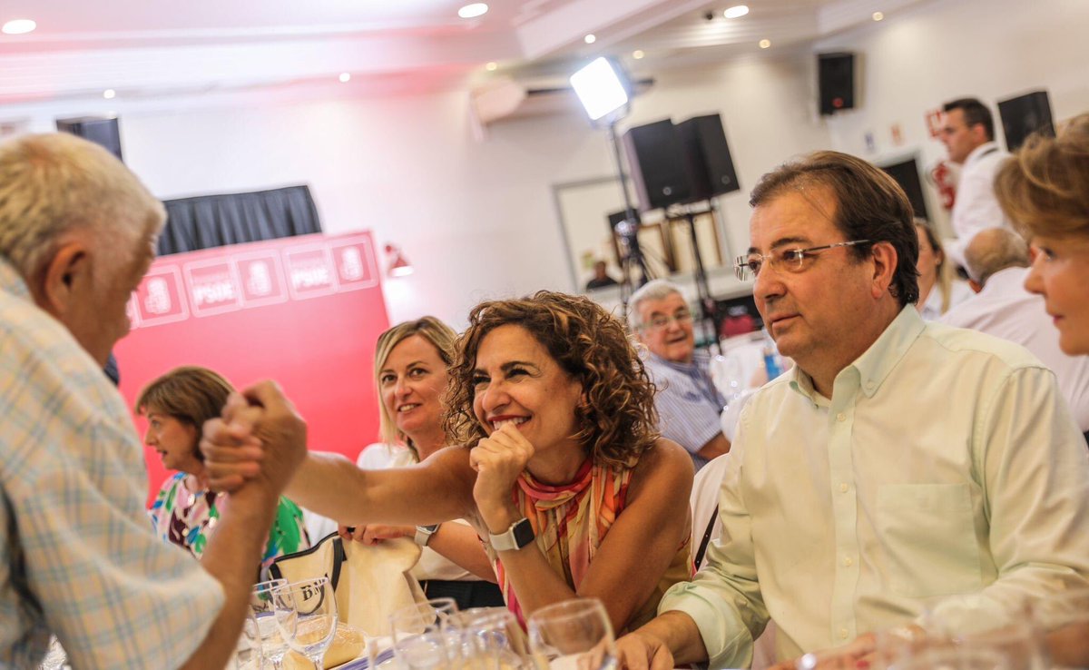 PsoeJerezCab's tweet photo. 🌹Hoy hemos estado en el acto de inicio del curso político en #Mérida con la presencia de @GFVara y @mjmonteroc 

#OrgullodeExtremadura 💚🤍🖤
@psoeex 

@Marikilla1974 
@virginiabr1980 
@PabloMartnezPr5 https://t.co/3qo6Y4dPmv