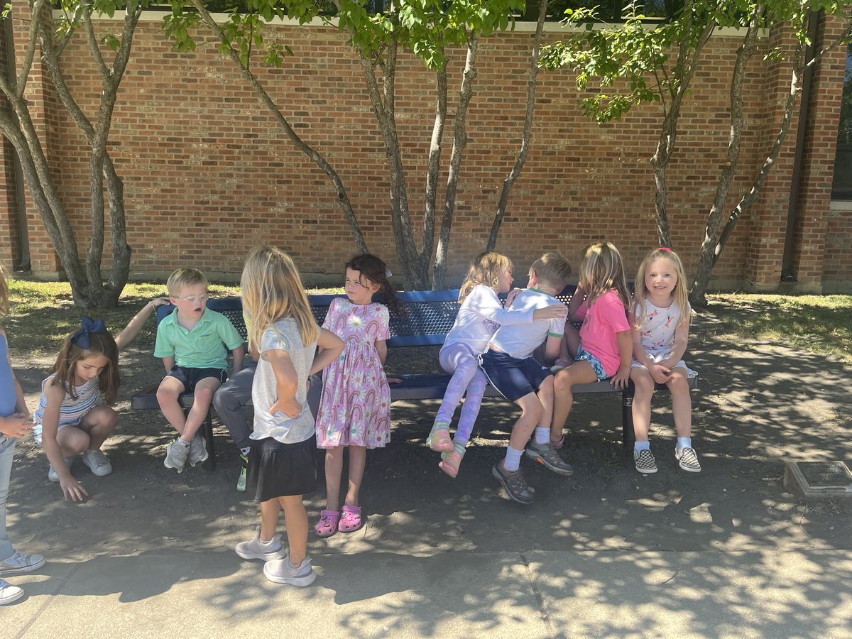 Hanging out on the buddy bench with our buddies! ☮️ 🦁 

#lyonlearners #weared34 #kindergartenbuddies