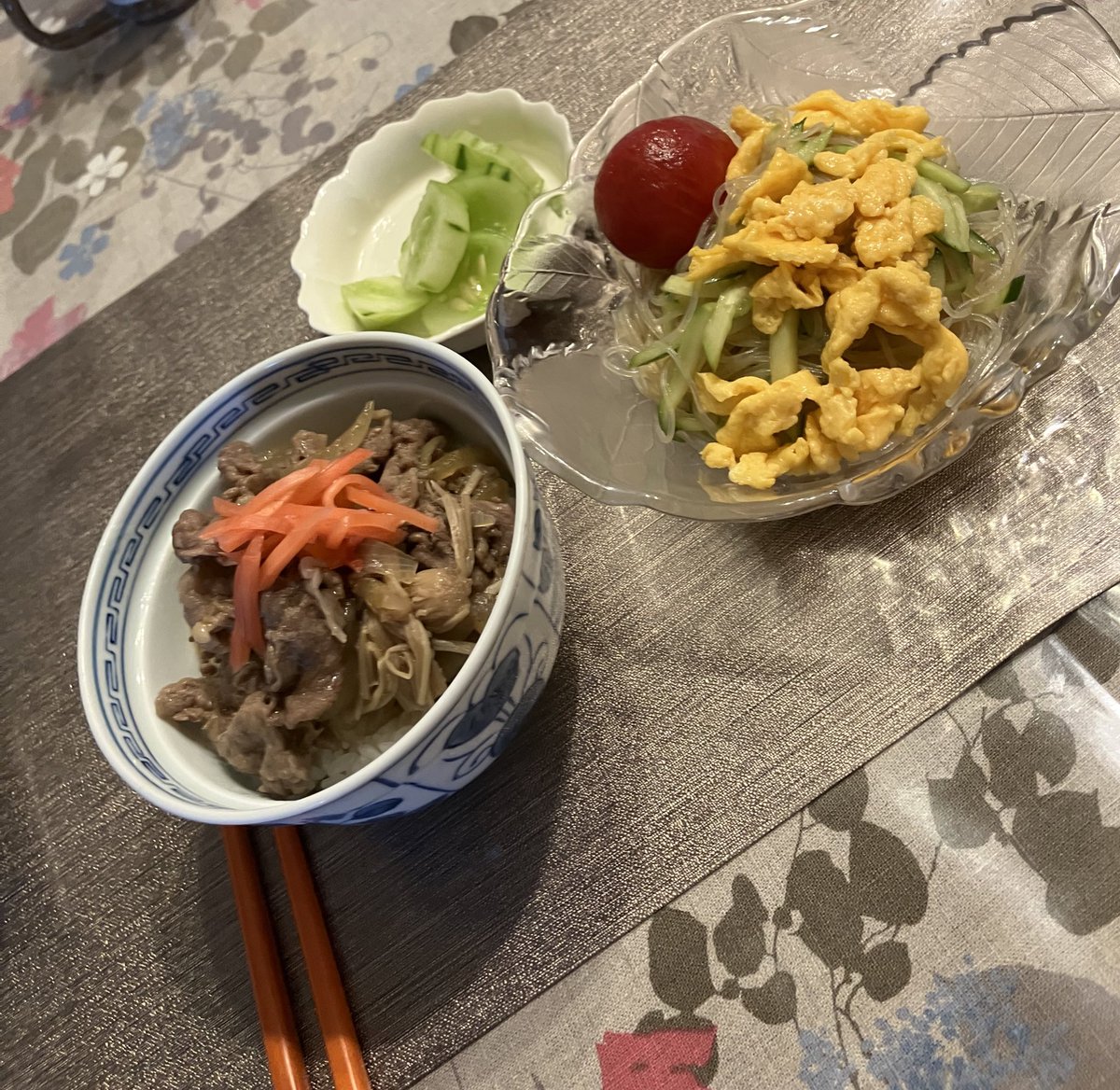 AfsVESVhF0YF3MQ's tweet photo. 毎日、アホか！というくらいに予定を詰め込む私です。
体調が良いのが続いていて、調子に乗っている。
リバウンドの恐怖も忘れたようですね…笑

昨日のランチは母の牛丼😋 https://t.co/OElRLO9QNL
