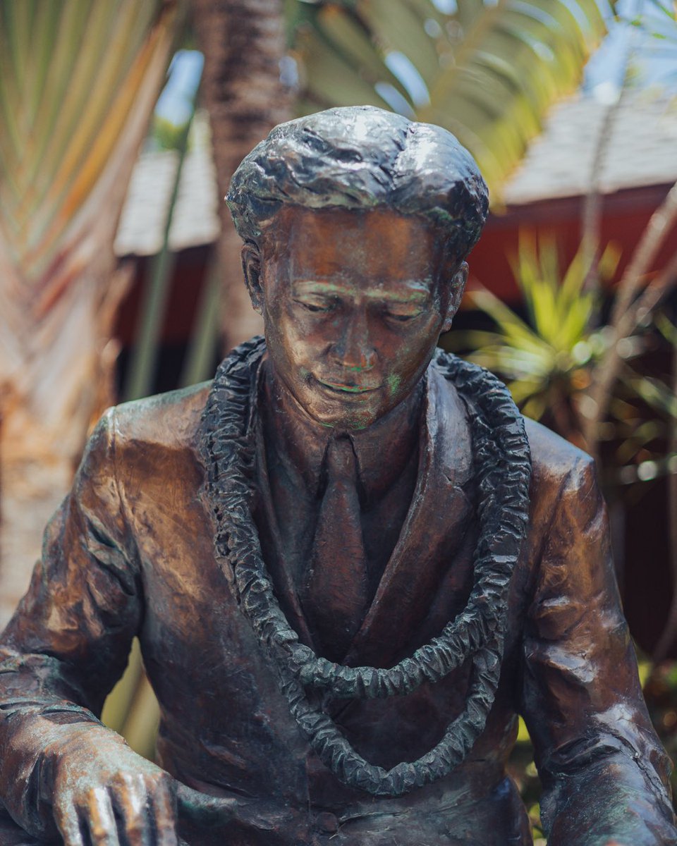 It's Throwback Thursday! Check out the statue of Joseph Kekuku, creator of the Hawaiian steel guitar, at the center. Crafted by PCC alumnus Leroy Transfield, it stands by the Mahinalani Gift Shop, honoring our heritage and ancestors. Don't miss a photo op during your visit! 📸