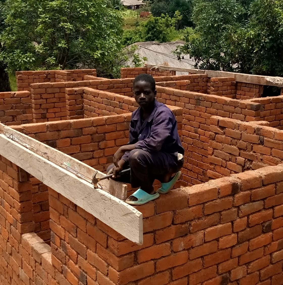 kayembe42's tweet photo. incroyable talent, 
un petit âgé de 16 ans nommée :Kato moket Édouard, fait des belles constructions d'habitations et des toilettes,  après ses études secondaires en construction sa famille manque le moyen de l'amener à l'université pour développer son magnifique talent. https://t.co/HiOD2We2lG
