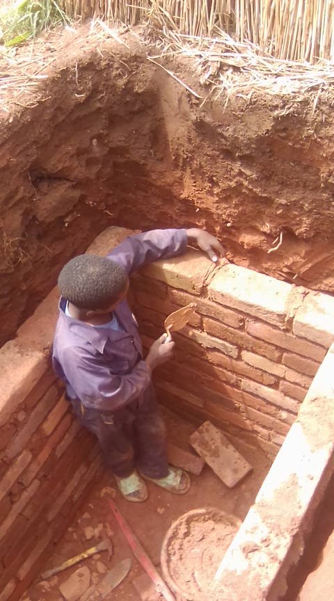 kayembe42's tweet photo. incroyable talent, 
un petit âgé de 16 ans nommée :Kato moket Édouard, fait des belles constructions d'habitations et des toilettes,  après ses études secondaires en construction sa famille manque le moyen de l'amener à l'université pour développer son magnifique talent. https://t.co/HiOD2We2lG