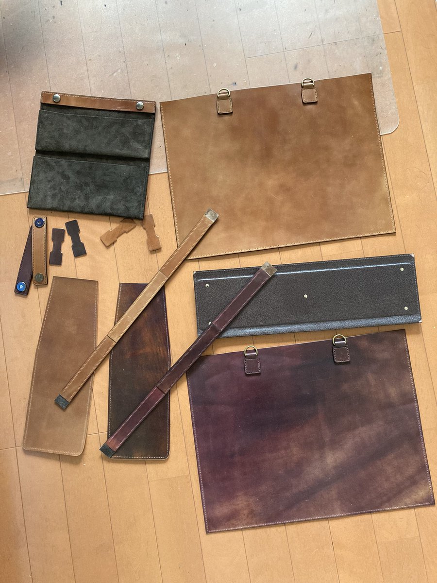 three2four212's tweet image. パーツが揃ってきた。こいつらを組み上げていく。今では幻のウィスキーコードバン、マーブルバーガンディーで構成するトートバッグ。新しい試み。