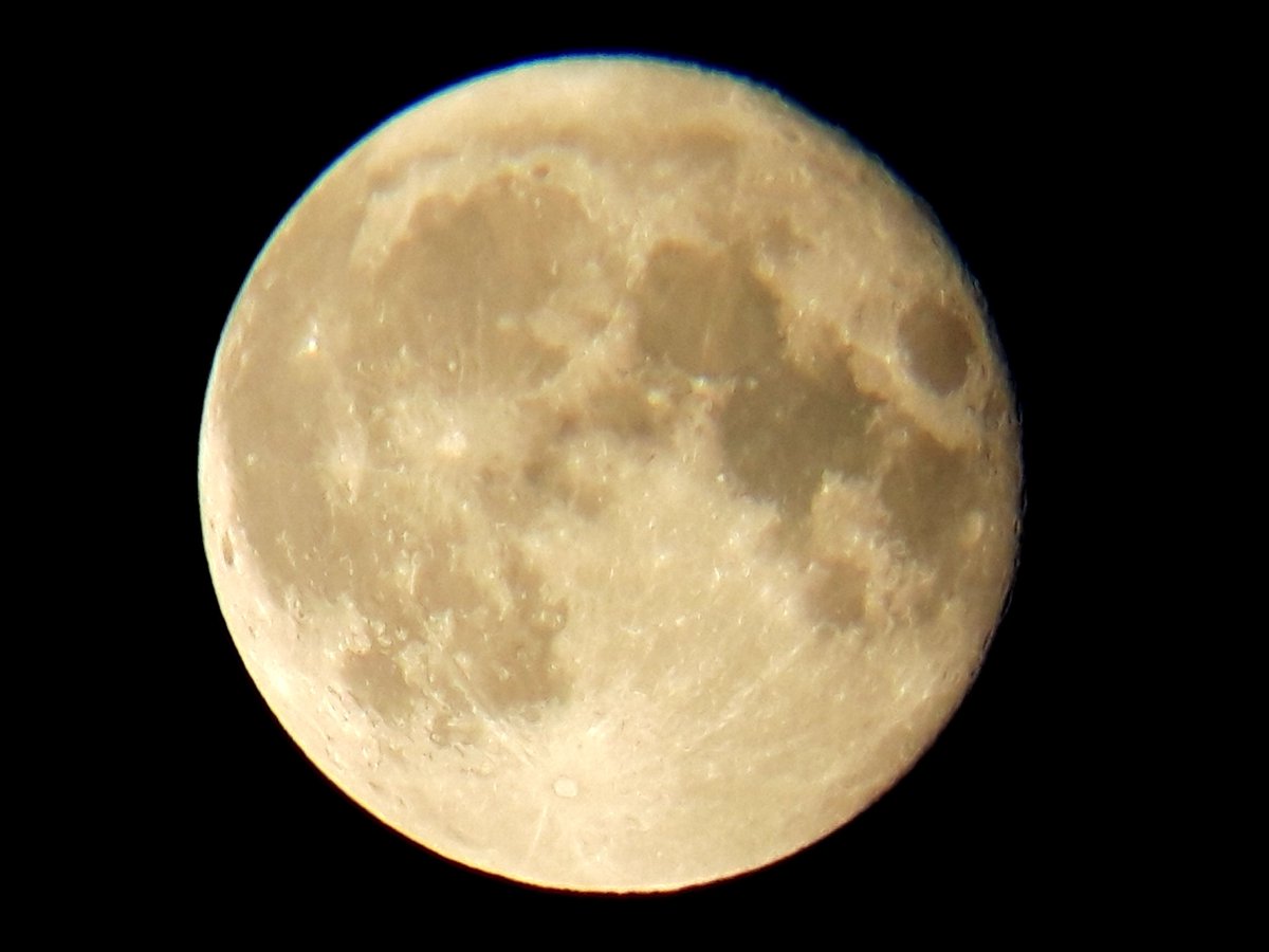 GraemeDunne's tweet photo. Finally some clear skies here in Mayo tonight to see this beauty #supermoon @AstronomyIRL @CarlowWeather @MetEireann @JoannaDonnellyL @SnowbieWx https://t.co/104NRJVuIL