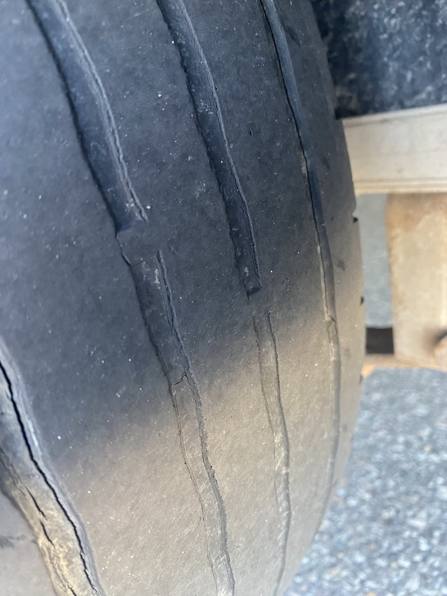 CstTaraso9345's tweet image. Not a #Safestart for this light duty combo. 

Worn out trailer tire, worn out safety chains, broken breakaway device cable, no/expired annuals, insecure load, trailer brakes inoperative.

Unsafe vehicles have no place on our roads.  Charges laid, #OOS #ProjectSafestart