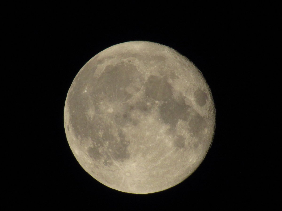 urlofcork's tweet photo. View from my window #WestCork #supermoon , lighting up the waters of Courtmacsherry bay https://t.co/3SiaRCB63T