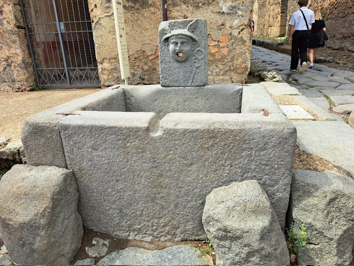 J9burt's tweet photo. #pompeii #vesuvius #italy https://t.co/aDRrUEjSX9