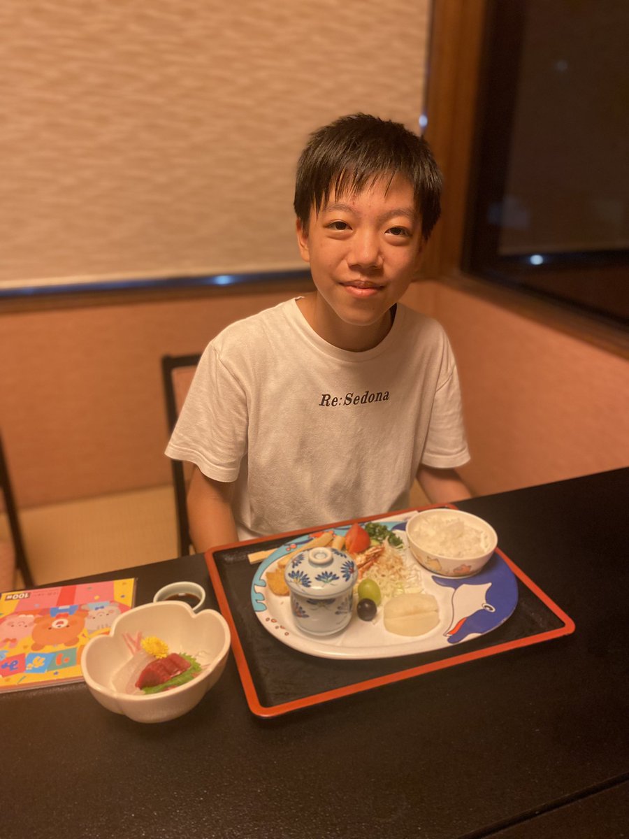 moemoekeitokh's tweet photo. 9月がスタート☆
学校だよ〜
昨夜は閉店するパパのお友達のお店にご飯に行きました🎵
お子様元気定食!
⁈
折り紙ついてきた〜w
明日はいよいよKHDCの発表会!!!
#KHDC
#豊明市文化会館
#HIPHOP
#早起きリスタート
#観に来てね https://t.co/Q996y2ppjZ