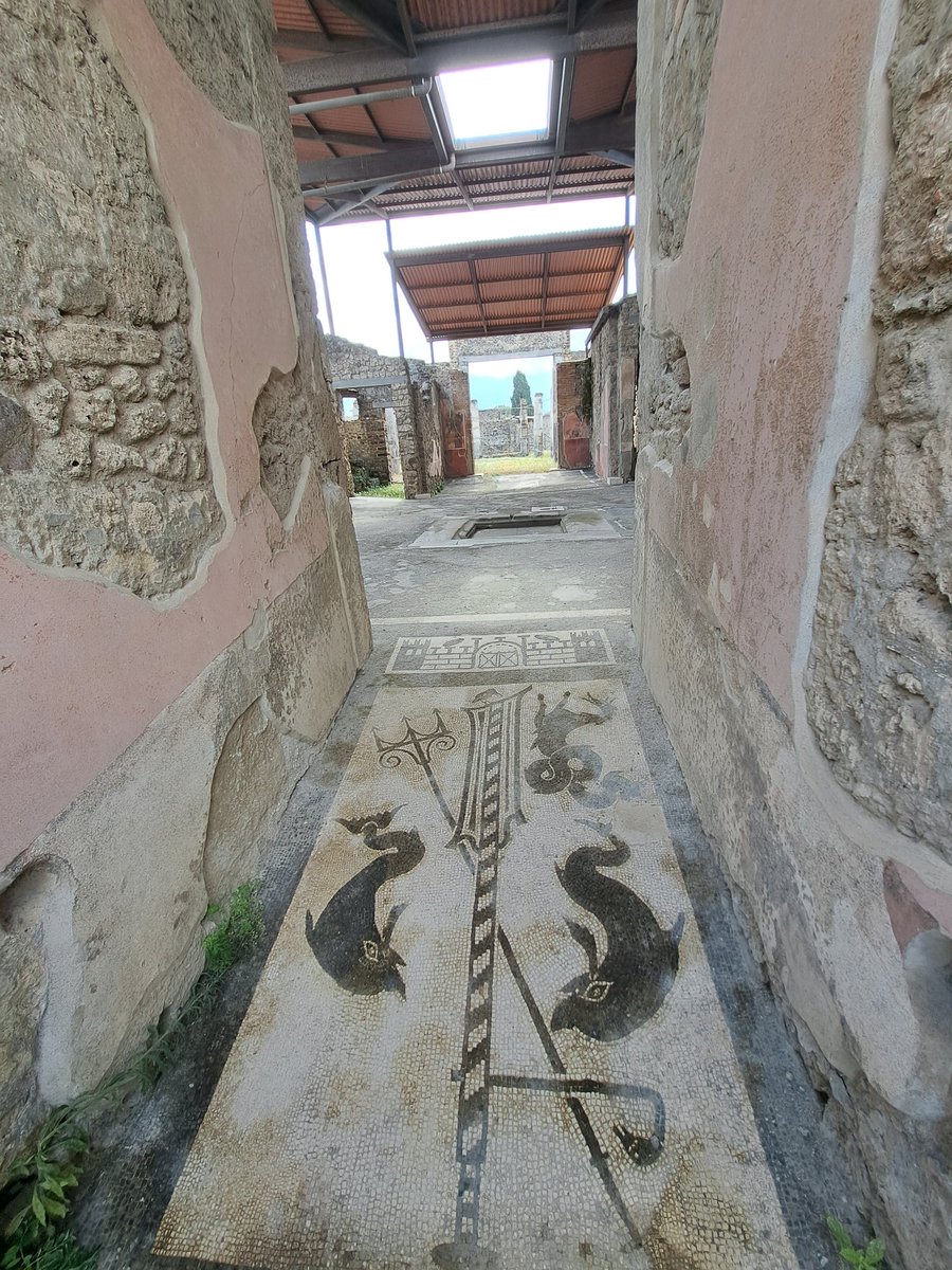 J9burt's tweet photo. #pompeii #Mountvesuvius https://t.co/YTMp75Ta9L