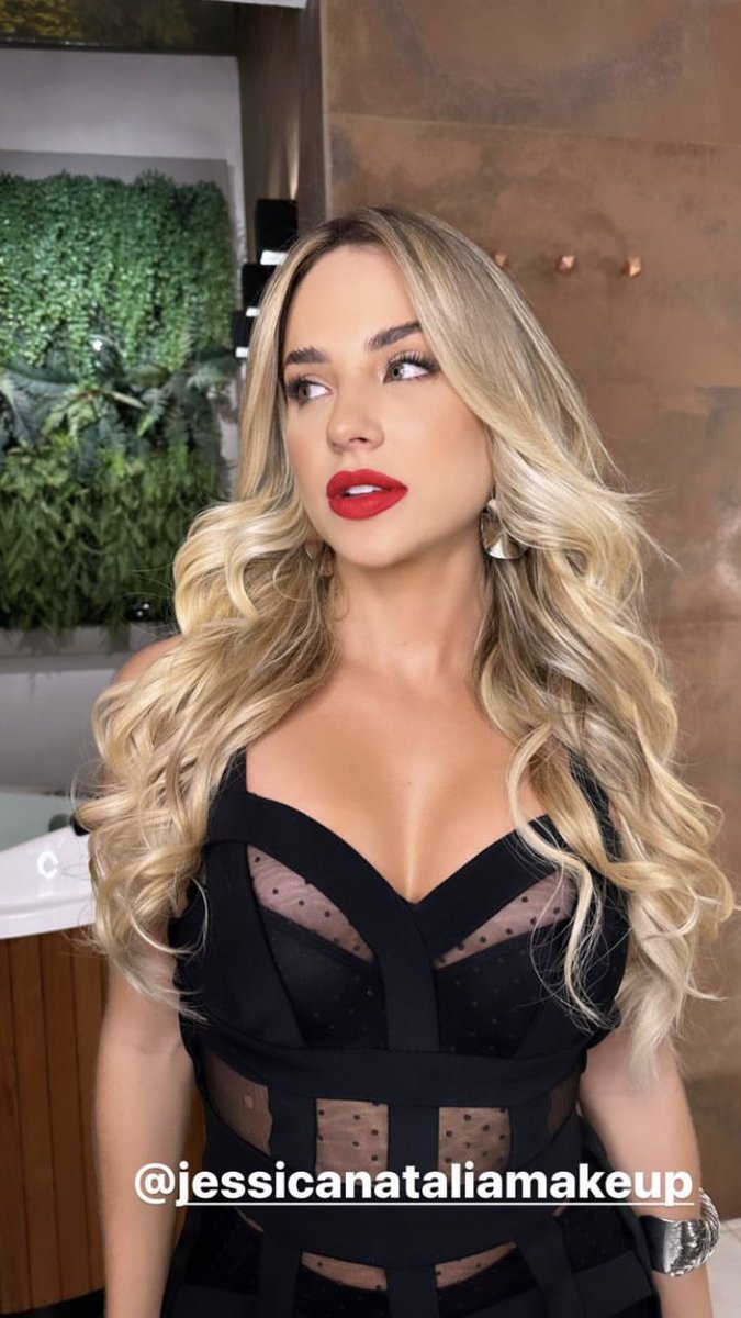 Engaja_Gabi's tweet photo. Sim , é uma mulher linda ! Mas acima disso : uma profissional dedicada , competente , honesta e feliz ! Uma cantora de emoções ! Vamos com tudo Gabi ! Brilha feito uma estrela ✨ https://t.co/nFUhR7kU7Q