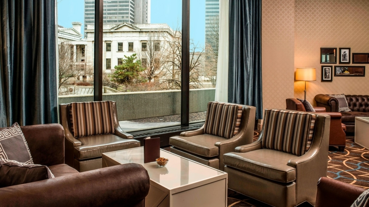 Whether this is your first trip to #Columbus or one of many, you'll never get tired of these #views!🤩We are located right in the heart of #DowntownColumbus, making it easy for you to get to your business meetings and enjoy the city's dining and entertainment options. #cityviews