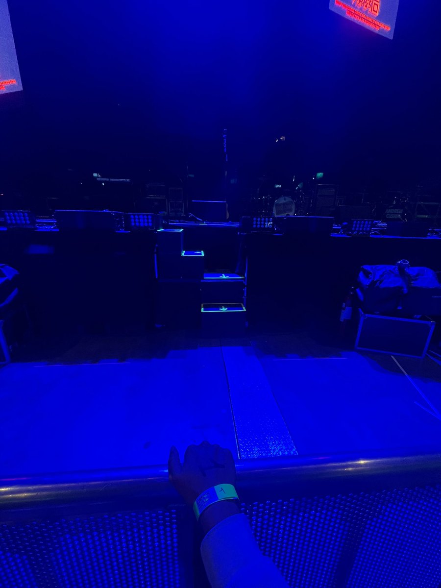 ery ◟̽◞̽ met louis took my hand ~ ON TOUR❓ tweet media
