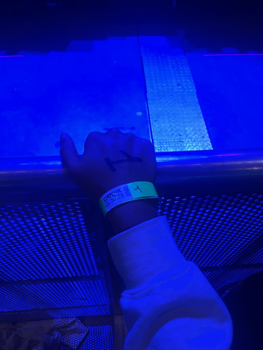 ery ◟̽◞̽ met louis took my hand ~ ON TOUR❓ tweet media