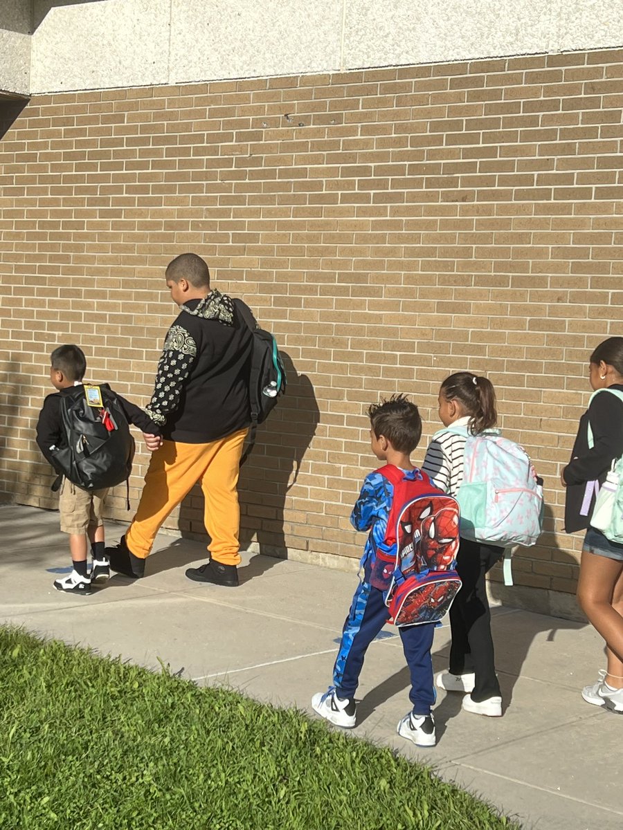 StadleyRough's tweet photo. #ProudPrincipals watching our older Ss be leaders! #STRpride 
#STRkinder #STRcares 🐴💙 https://t.co/b8DkICLJU2