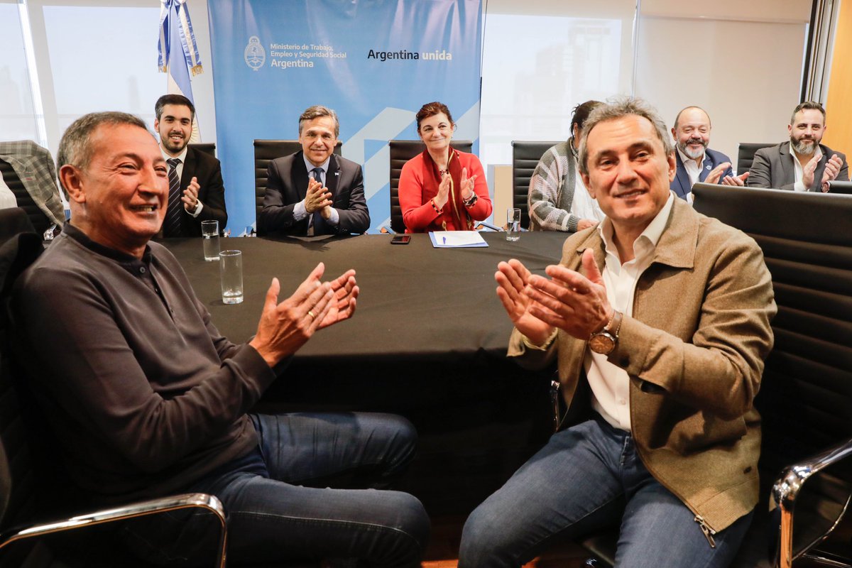 El ministro <a href="/DiegoGiuliano/">Diego Giuliano</a> y su par <a href="/kellyolmos/">Kelly Olmos</a> firmaron con representantes de gremios ferroviarios las actas que le permiten a trabajadores ferroviarios obtener nuevas exenciones en el pago del impuesto a las ganancias, en línea con lo establecido por el ministro <a href="/SergioMassa/">Sergio Massa</a>.